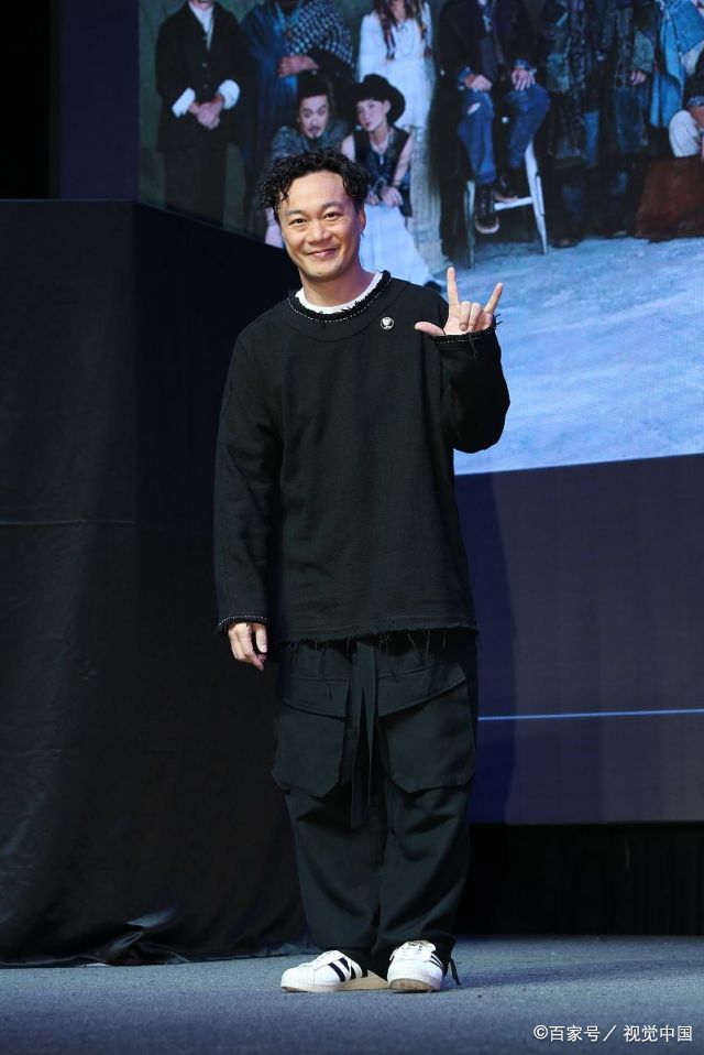 陈奕迅:毛边黑色t恤工装拖地裤adidas运动鞋 嘻哈土酷